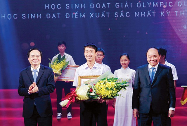 
Nguyễn Thế Quỳnh vinh dự là một trong 5 học sinh được Thủ tướng chính phủ tặng Bằng khen tại lễ tuyên dương học sinh đoạt giải Olympic Quốc tế và học sinh xuất sắc nhất kỳ thi THPT quốc gia năm 2016.

