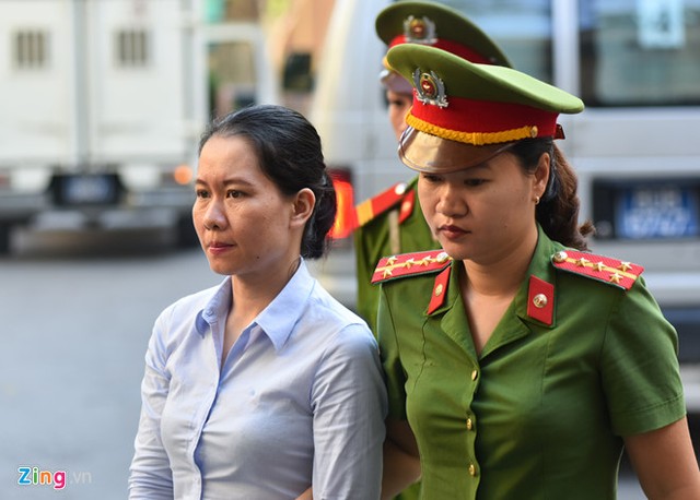 
Bị cáo Nguyễn Minh Thu được dẫn giải đến phiên xử ngày 5/9. Ảnh: Việt Hùng.
