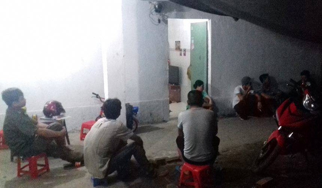 
Người d&acirc;n địa phương theo d&otilde;i vụ việc. Ảnh: N.Đ.N
