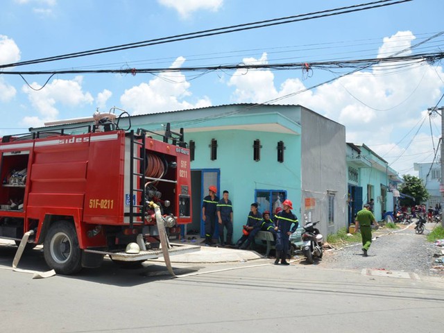 
Lực lượng chức năng nhanh ch&oacute;ng c&oacute; mặt phối hợp giải cứu nạn nh&acirc;n v&agrave; đề ph&ograve;ng hỏa hoạn. Ảnh H. T&acirc;m.

