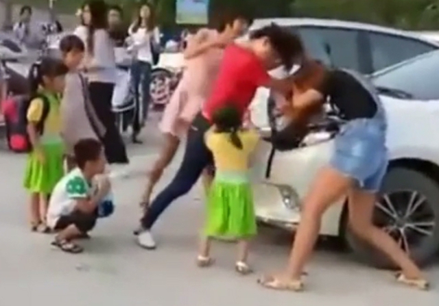 
Bé gái ra sức ngăn cản mẹ và người phụ nữ lạ đánh nhau còn bé trai chỉ biết ngồi khóc.
