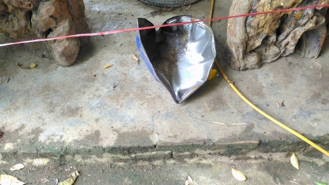 Chiếc nắp th&ugrave;ng phuy bị bắn ra ngo&agrave;i. 