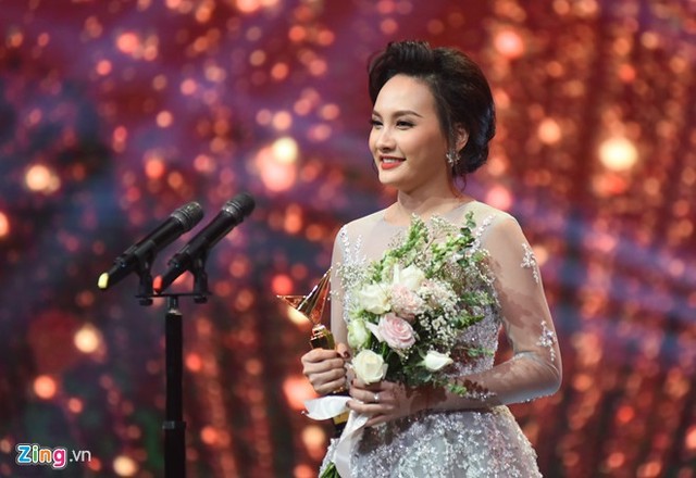 
Bảo Thanh nhận giải VTV Awards vào tối 7/9. Ảnh: Việt Hùng.
