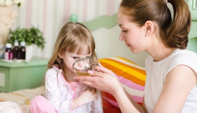 
Sức khỏe, t&iacute;nh mạng của trẻ sẽ bị đe dọa nếu cha mẹ b&ugrave; nước điện giải cho trẻ sai c&aacute;ch. Ảnh: Medvoice
