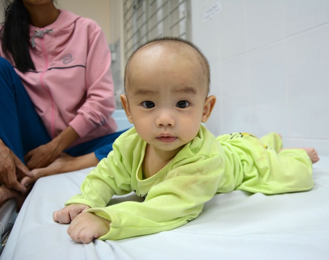 B&eacute; trai Nguyễn Th&agrave;nh Phước vẫn an to&agrave;n sau vụ tai nạn khủng khiếp - Ảnh: ĐỨC TRONG