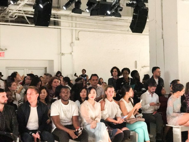 Doanh nhân Lưu Nga ngồi cùng hàng ghế với Paris Hilton