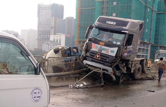 Va chạm khiến xe bồn mất l&aacute;i đ&acirc;m v&agrave;o giải ph&acirc;n c&aacute;ch, lật tr&ecirc;n đường. Ảnh: Quang Tiến.