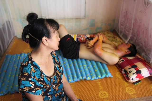 B&agrave; Thuận b&ecirc;n ch&aacute;u ngoại l&agrave; Nguyễn Mạnh Hải