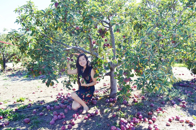 Chị Nguyễn Trang, sinh năm 1990 tại Cần Thơ, là một phụ nữ yêu thiên nhiên, có niềm đam mê với việc trồng cây. Chị hiện sống tại bang California cùng ông xã người Mỹ và cậu con trai ba tuổi.