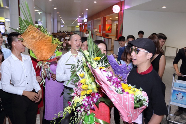 
Vào 19h tối ngày 13/09, Nhà thiết kế Đỗ Trịnh Hoài Nam cùng BST Sen Vàng đã đáp chuyến bay an toàn xuống sân bay Nội Bài trong ngập tràn hoa, băng rôn cùng sự đón chào nồng nhiệt của người hâm mộ.
