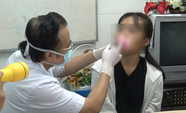 Bác sĩ lấy 10 mảnh kính găm trên mặt nữ sinh 11 tuổi. Ảnh: Phú Mỹ.