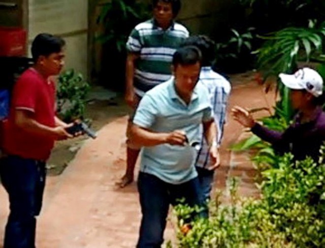 Cảnh sát hình sự rút súng tại nhà nghỉ Việt Thanh. Ảnh: Chủ nhà nghỉ cung cấp .