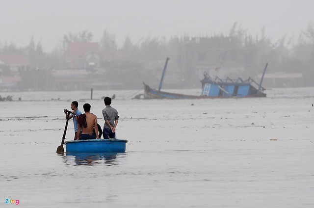 Tại âu tàu Thanh Khê (Quảng Bình), ít nhất 2 tàu cá đã bị sóng gió đánh đắm. Cũng tại khu vực này, gió bão giảm lúc 11h30 nhưng nước biển dâng đã làm ngập một số hộ dân sống ven bờ.
