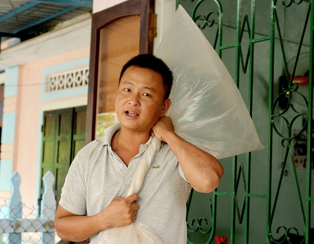
 Ngư dân Võ Văn Thoại mô tả về phao nổi đặc biệt mà anh Việt đu bám trên biển. Ảnh: Minh Hoàng.
