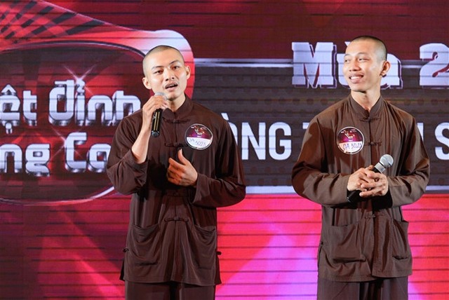 
Tại vòng thử giọng Tuyệt đỉnh song ca, hai thí sinh kể hiện đang tu tại chùa Bồng Lai (Đức Hòa, Long An).
