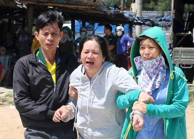 Thân nhân gia đình đau đớn ở bãi biển Minh Tân Nam khi nghe ông Kiệt mất tích. Ảnh: M.Cuong.