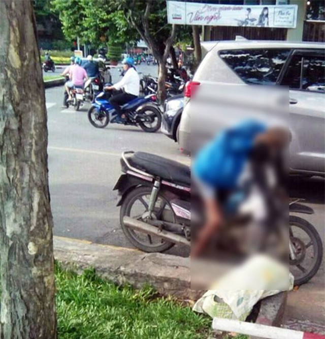 Người đ&agrave;n &ocirc;ng gục chết tr&ecirc;n chiếc xe m&aacute;y