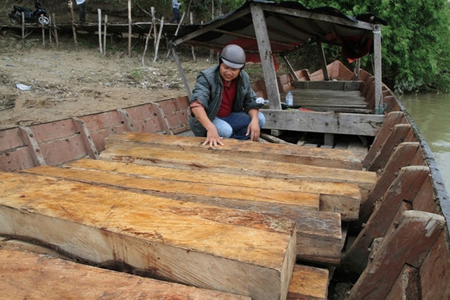 
Chiếc thuyền chở gỗ tang vật. Ảnh: Vũ Di.
