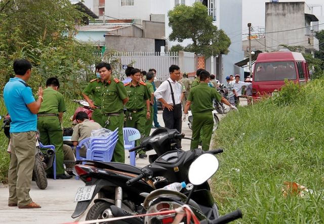 C&ocirc;ng an kh&aacute;m nghiệm hiện trường. Ảnh: Th&aacute;i Linh.