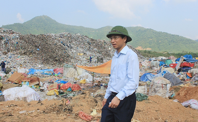 
Bí thư Đà Nẵng Nguyễn Xuân Anh đi thị sát bãi rác Khánh Sơn những ngày đầu mới nhậm chức - Ảnh: Một Thế Giới
