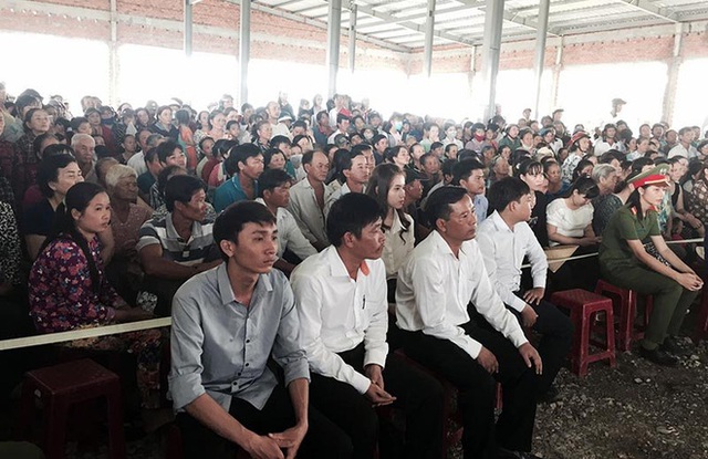 
Hàng trăm người đến tham dự phiên toà xét xử Lê Lâm Hưng (Ảnh: Vietnamnet)
