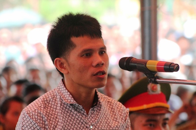
Bị cáo Nguyễn Thanh Tùng tỏ ra lạnh lùng khi khai trước HĐXX.
