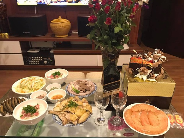 B&agrave;n tiệc đẫm lệ nhất h&ocirc;m nay của mẹ trẻ. (Ảnh: Facebook)