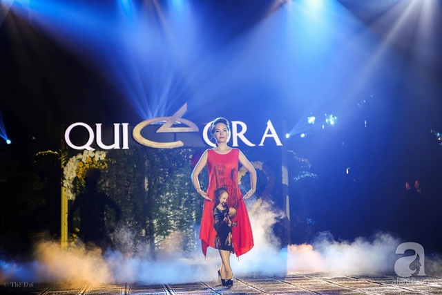 Mở màn cho show diễn nghệ thuật QI E ORA là nữ diễn viên , MC nổi tiếng Đan Lê, trong thiết kế lấy cảm hứng từ thời Phục hưng của NTK Vũ Trần Đức Hải.