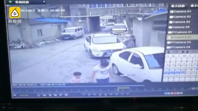 B&eacute; g&aacute;i bị một người phụ nữ lạ mặt dắt đi.