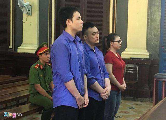 
Bị cáo Tâm, Long và Quyên (từ trái sang) tại phiên xử sáng 25/9. Ảnh: Hoài Thanh.
