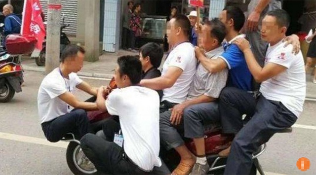 Chiếc xe kỳ lạ khiến người d&acirc;n địa phương k&eacute;o ra xem v&agrave; chụp ảnh đăng l&ecirc;n mạng.