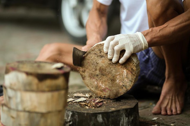 Làng Ông Hảo (còn gọi là làng Hảo), xã Liêu Xá, huyện Yên Mỹ, tỉnh Hưng Yên từ lâu nổi tiếng với nghề làm trống Trung Thu. Hiện cả làng còn vài hộ làm trống theo đầy đủ các công đoạn.