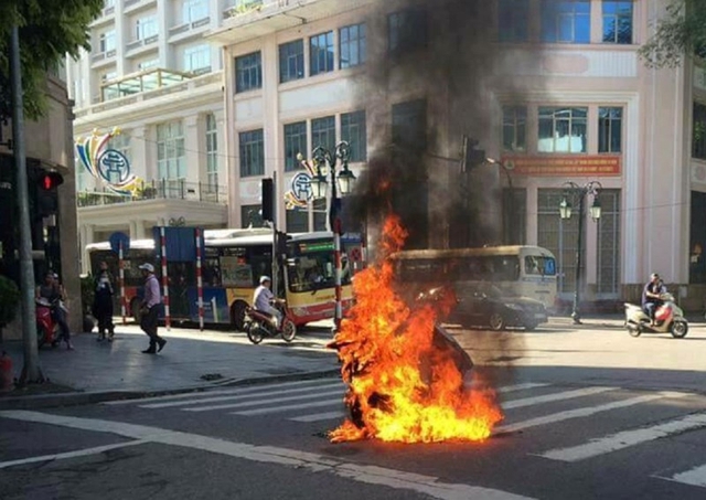 Chiếc xe máy bất ngờ bốc cháy giữa phố. Ảnh FB