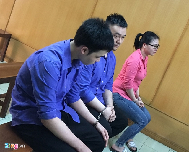 
T&acirc;m, Long, Quy&ecirc;n (từ tr&aacute;i qua) ngồi chờ HĐXX nghị &aacute;n. Ảnh: Ho&agrave;i Thanh.
