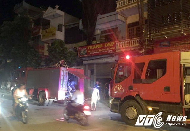 Lực lượng cảnh s&aacute;t chữa ch&aacute;y c&ugrave;ng c&aacute;c phương tiện chuy&ecirc;n dụng đ&atilde; kịp thời đến hiện trường dập tắt đ&aacute;m ch&aacute;y.