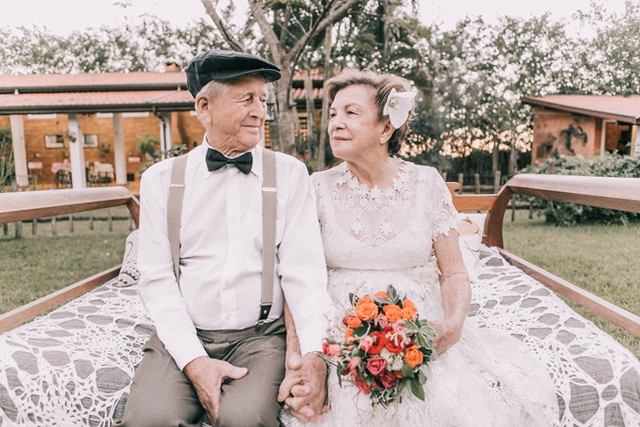 Ở tuổi gần đất xa trời nhưng hai &ocirc;ng b&agrave; vẫn c&ograve;n d&agrave;nh rất nhiều t&igrave;nh cảm v&agrave; sự quan t&acirc;m cho nhau.