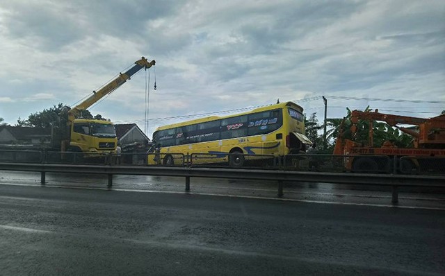 Hiện trường vụ &ocirc;t&ocirc; kh&aacute;ch lao thẳng v&agrave;o nh&agrave; d&acirc;n ở ven đường quốc lộ 1. Ảnh: Đ.H.