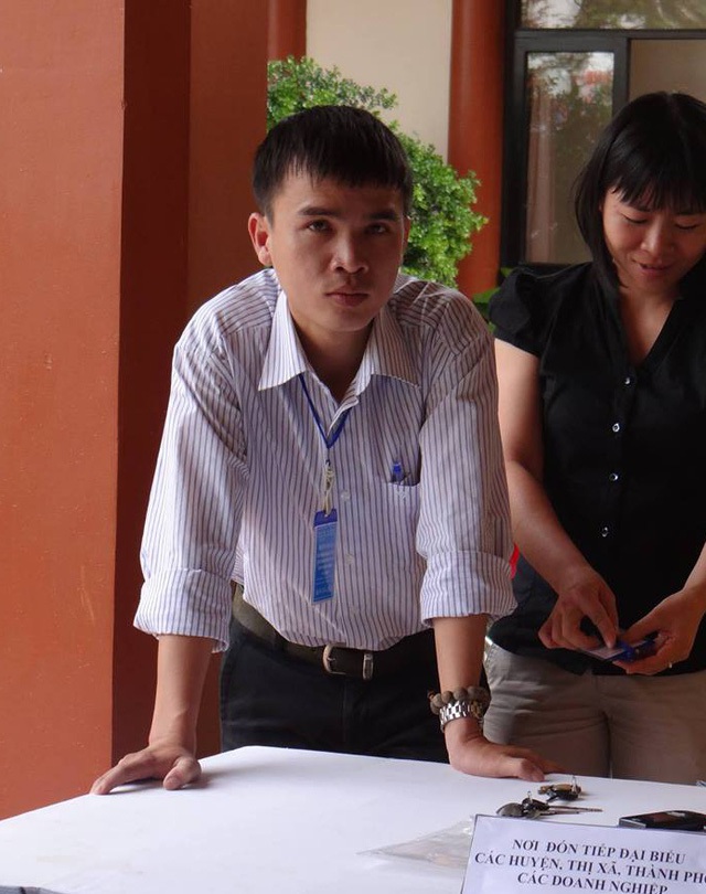 
Anh Ho&agrave;ng khi đang c&ograve;n l&agrave;m c&ocirc;ng việc nh&agrave; nước.
