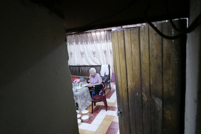 Căn phòng trên tầng 3 khu nhà nằm sâu trong con ngõ hẹp ở phố Hàng Lược là nơi duy nhất còn lại ở phố cổ Hà Nội làm thiên nga bông. Trong phòng, ngồi cặm cụi làm món đồ chơi thủ công truyền thống của người Hà Nội mỗi dịp Trung thu là bà Vũ Thị Thanh Tâm, nay đã 88 tuổi.