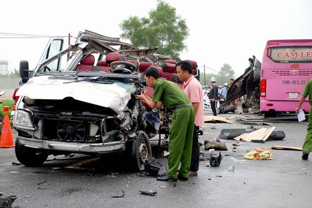 Vụ tan nạn khiến 14 người ngồi trên xe 16 chỗ BKS 67B-004.57 đi từ TP.HCM lên Tây Ninh bị thương vong. Trong đó có 6 người thiệt mạng và 8 người bị thương. 