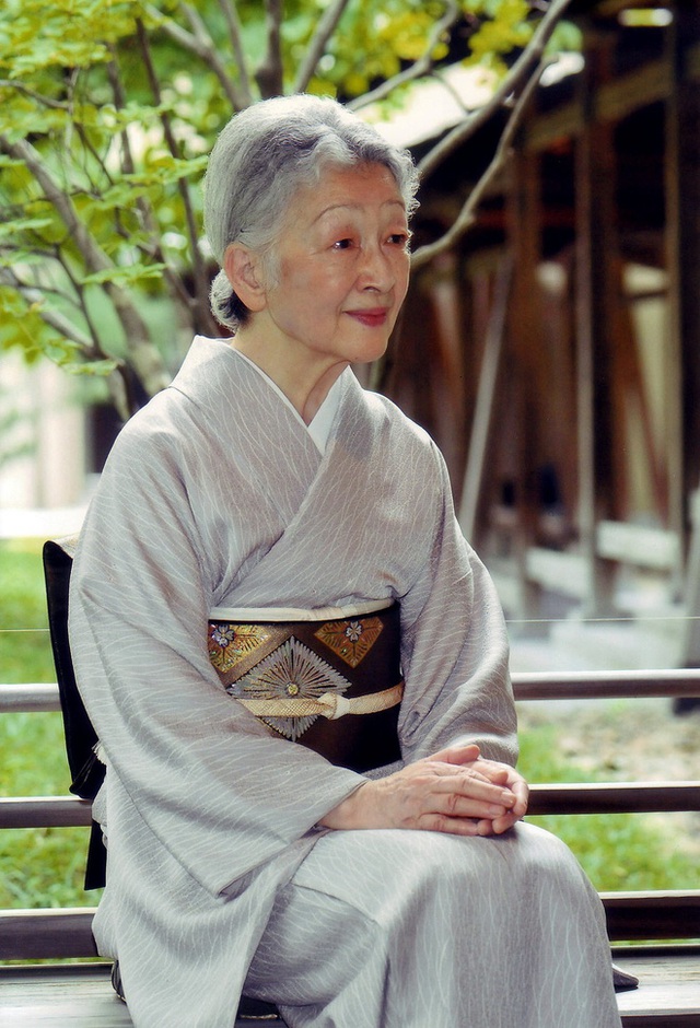 
Hoàng hậu Michiko Shoda - vị Hoàng hậu đầu tiên của Nhật Bản có xuất thân từ thường dân.
