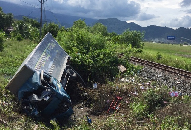 
Hiện trường xe tải bẹp dúm sau va chạm với tàu hỏa khiến 1 người chết, 2 người trọng thương ở Khánh Hòa (Ảnh: Anh Tín)

