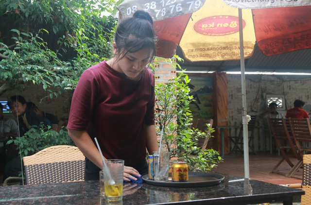 Dù phải phụ quán cà phê nhưng chưa bao giờ Thư tắt ước mơ được đi học