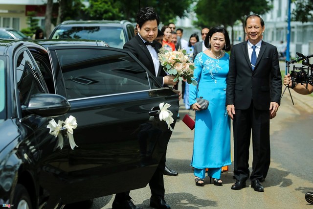
Khoảng 10h sáng ngày 6/10, gia đình chú rể có mặt tại nhà cô dâu ở khu dân cư cao cấp Khang Điền, quận 9, TP.HCM. Bố mẹ doanh nhân Trung Tín rạng rỡ trong ngày trọng đại của con trai.
