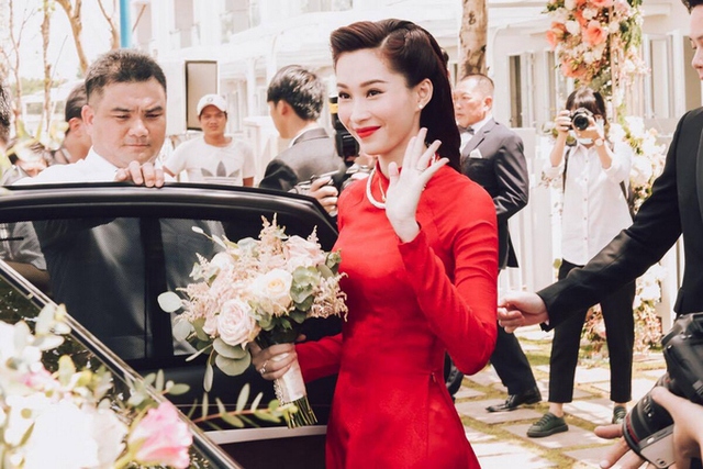 
Sau lễ vu quy, Thu Thảo và doanh nhân Trung Tín tiếp tục di chuyển về nhà chồng để tiến hành lễ tân hôn.
