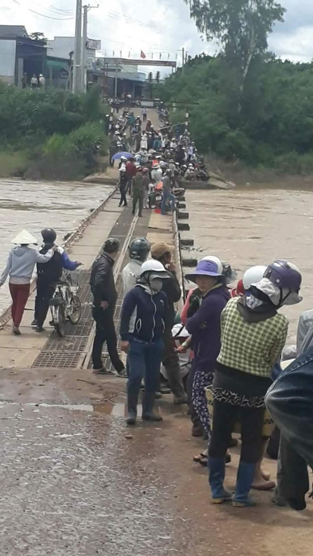 Mọi người hiếu kỳ đứng theo d&otilde;i 