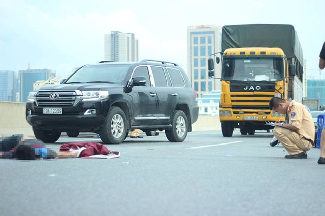 Nam thanh ni&ecirc;n tử nạn khi đi xe m&aacute;y l&ecirc;n đường v&agrave;nh đai 3 tr&ecirc;n cao. Ảnh: M.H.