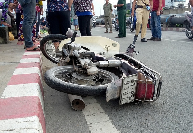 Xe máy ngã trên cầu cách thi thể nạn nhân khoảng 10 m. Ảnh: Thái Linh.