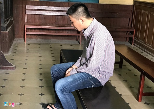
Bị cáo Khánh trong giờ nghị án. Ảnh: Hoài Thanh.
