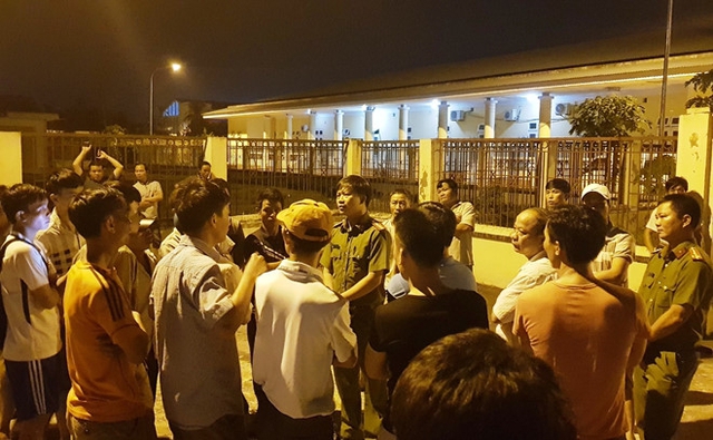 
Người nhà tụ tập tại nhà xác và yêu cầu lực lượng chức năng cho nhìn mặt anh Ka. Ảnh: Phạm Hòa.

